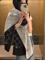 CHANEL Wool Black & White - Image 2