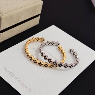 435f23d769d7e590bb214524cbeaf428.jpg Gold and silver bracelets - Image 1