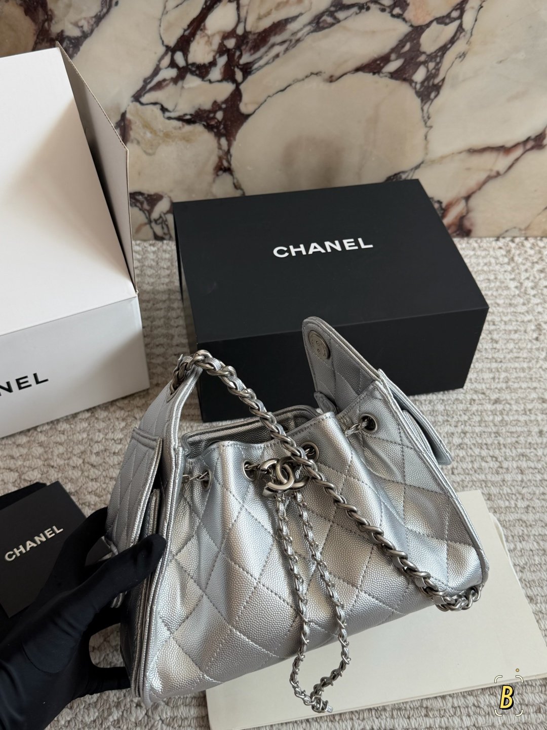 48472a0c5f1c5b0210c5fb745dc30d4d.jpg Chanel 25s hobo silver - Image 1