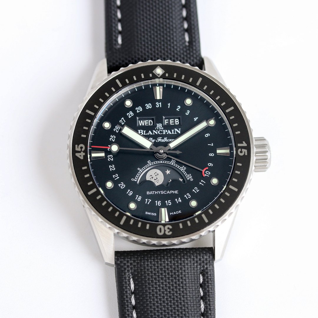 5672bf69bb9e0f80fc861a8532bb95f0.jpg 43.6mm High-Tech Satin Gray Watch - Image 1