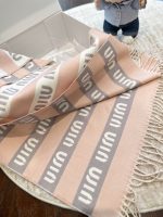 gray and pink scarf - Image 4