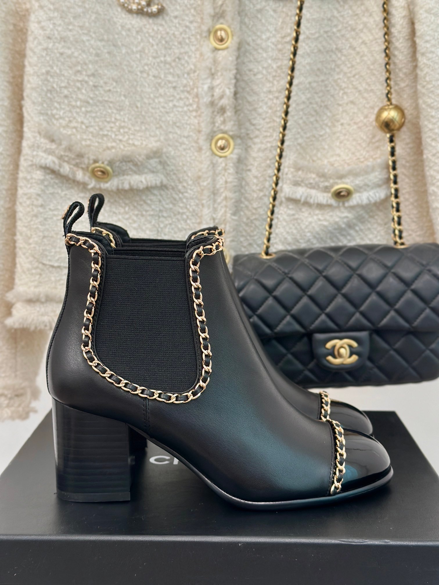 bdea8fa5cfad9ebaea157903c0baa90892c227b5.jpg CHANE* | Chanel 22ss new autumn and winter chain boots series - Image 1