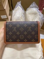 Dauphine Chain Wallet - Image 4