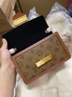 Dauphine Chain Wallet - Image 9