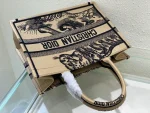 Book Tote Handbag Size: 36 x 27.5 x 16.5 cm - Image 2