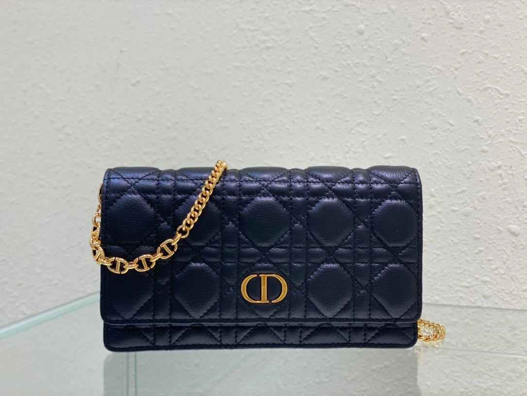 i00421d6d54769edf11576fbf88144576.webp Caro Collection Chain Handbag - Image 1