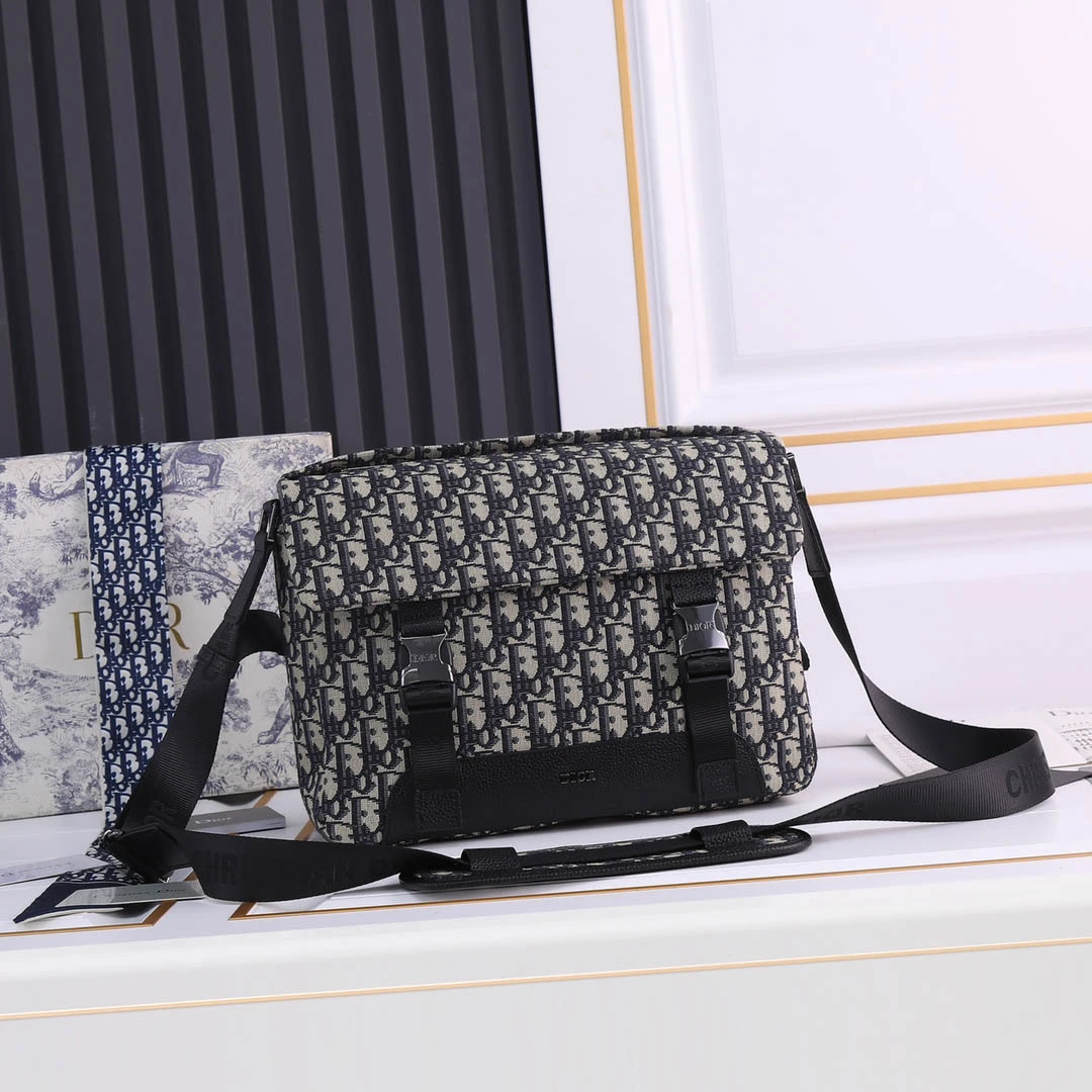 i06b4478b48a9465934c60c8ec5915f65.webp DiorExplorer Messenger Bag Size:31*21*8cm Model CD-1060 - Image 1