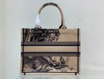 Book Tote Handbag Size: 36 x 27.5 x 16.5 cm - Image 4
