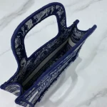 Book Tote handbag size: 22.5 x 24 x 8 cm - Image 2