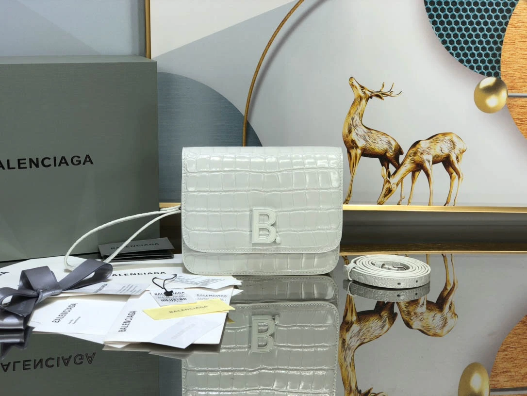 i1a093511a2e6b58b9d06fc47b071b3f3.webp Balenciaga Model: LG-10702 - Image 1