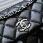 Chane used bag Size: 35*10*24 - Image 5