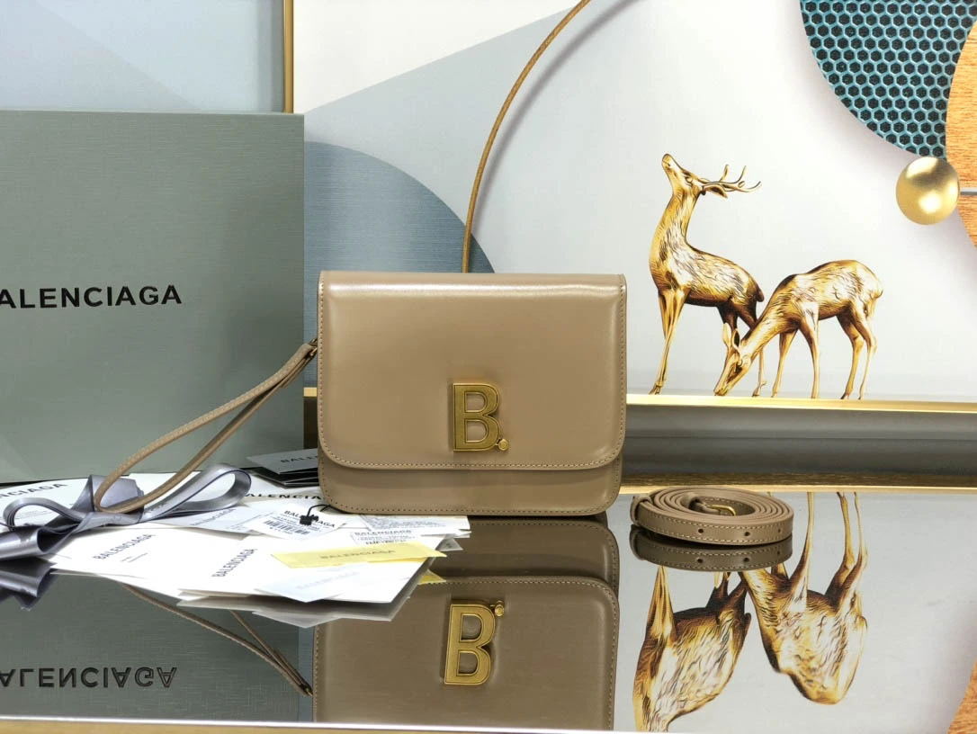 i279fdb67543567dfd2afe48ce2597edc.webp Balenciaga Model: LG-10702 - Image 1