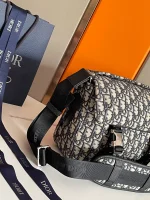 Explorer Handbag Size: 31 x 21 x 8 cm - Image 4