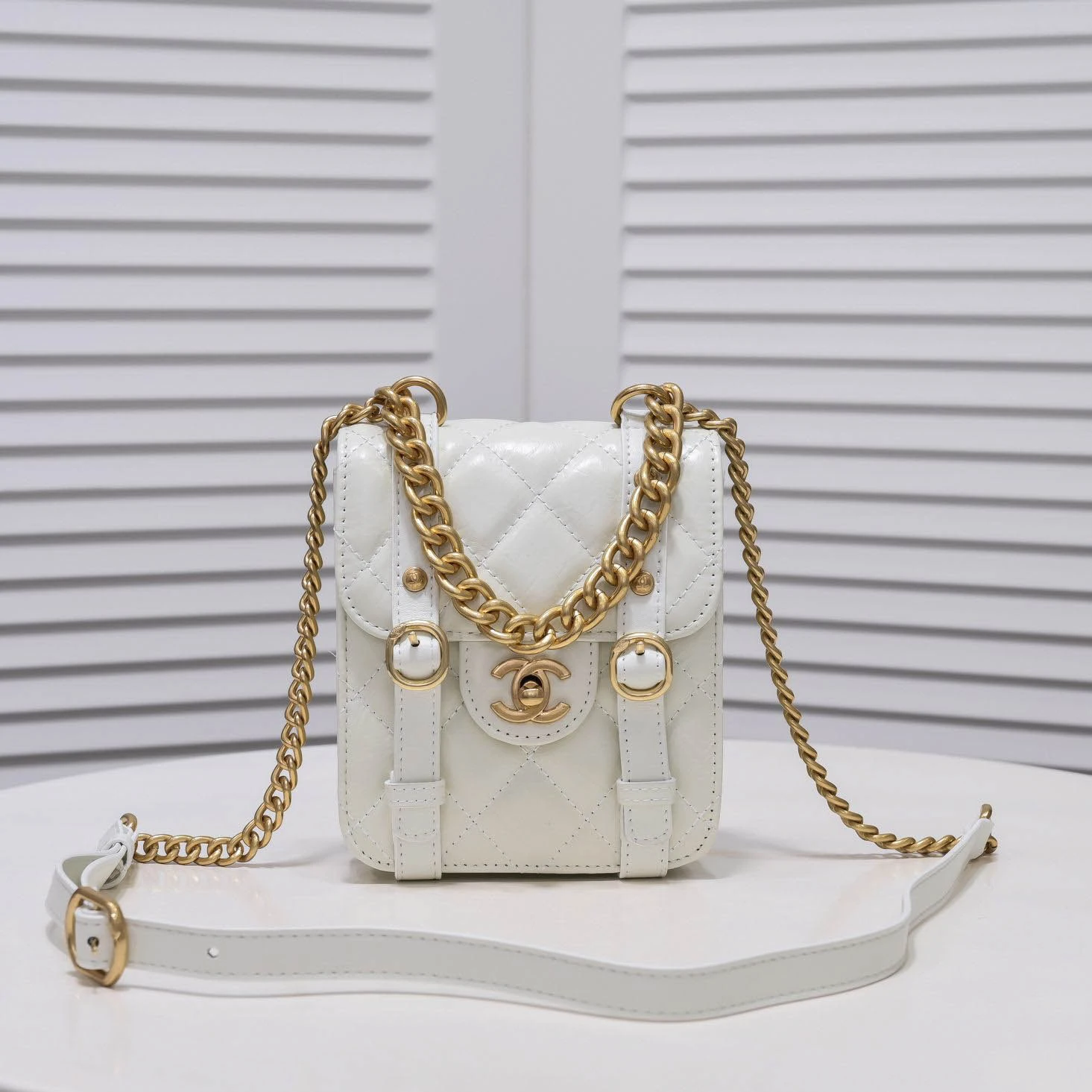 i2f9a281e9e5901783328c792fe732554.webp Chane Vintage Messenger Bag Style: 9062 Size: 14 *17* 4cm - Image 1