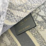 Book Tote Handbag Size: 22.5 x 24 x 8 cm - Image 2