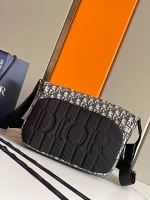 Explorer Handbag Size: 31 x 21 x 8 cm - Image 5