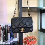 Chane Model: 2930# One shoulder can be worn crossbody Size: 18X6X14cm