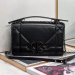30 Montaigne chain clutch size: 25.5cm