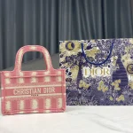 Book Tote handbag size: 22.5 x 24 x 8 cm