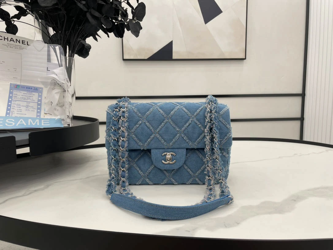 i5d624b41a841fd475615af4f43d402a3.webp A68109 chanel old fashioned size: 17*9.5*8cm - Image 1