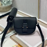 Gallop Messenger Bag Size: 20.5 x 16 x 5 cm Model: 033D