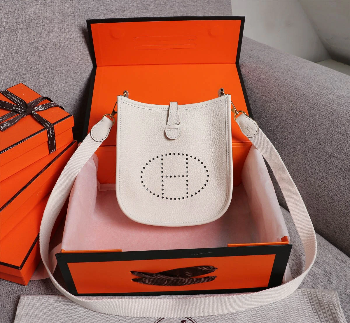 i915162386f14a78b4e0e7f33af268b6a.webp Evelyne mini 百配 size:17cm - Image 1