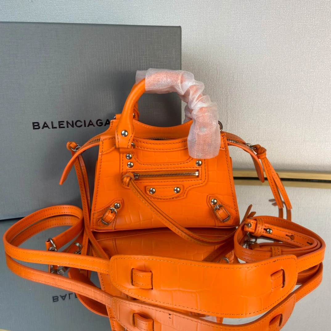 i967501072fd1fd4f1739ce8ecb3bc88f.webp Balenciag Size: 18cm - Image 1