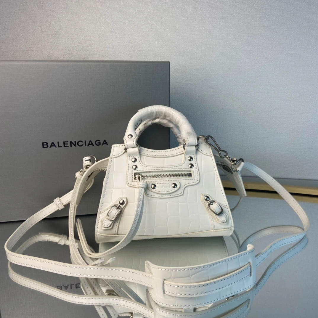 ia509c0c45e8eafc29ebe13d6aa963d3b.webp Balenciag* Neo Classic biker bag Size: 18 - Image 1