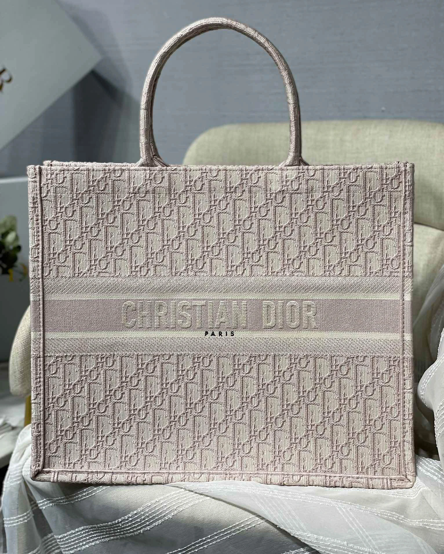 ia5610aa11a420c5375b51ff8054814b1.webp Book ToteOblique Series Size: 36.5 *28*17.5cm 41.5*38*18cm - Image 1