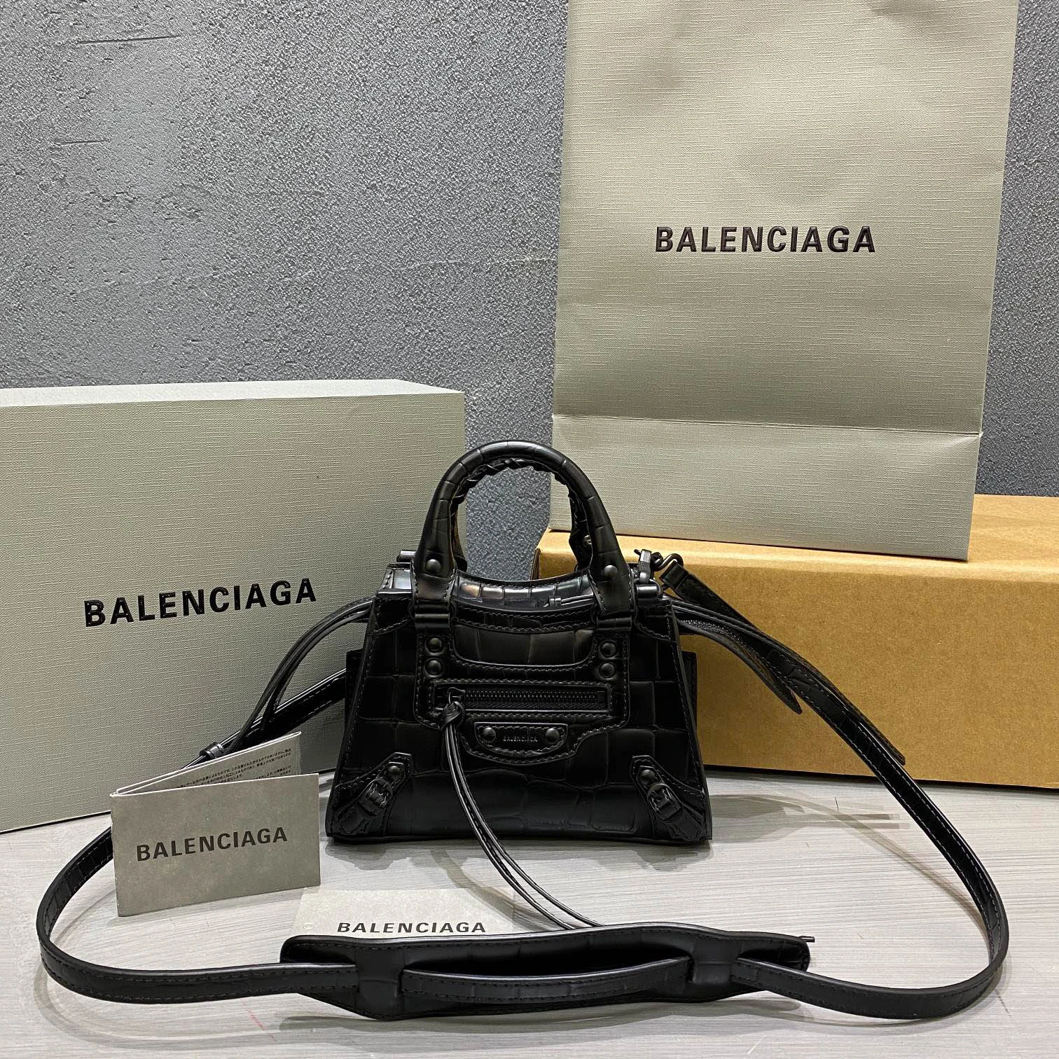 ic6bc5126a68656bc0718ce51649431e1.webp Balenciag* Neo Classic Motorcycle Bag - Image 1