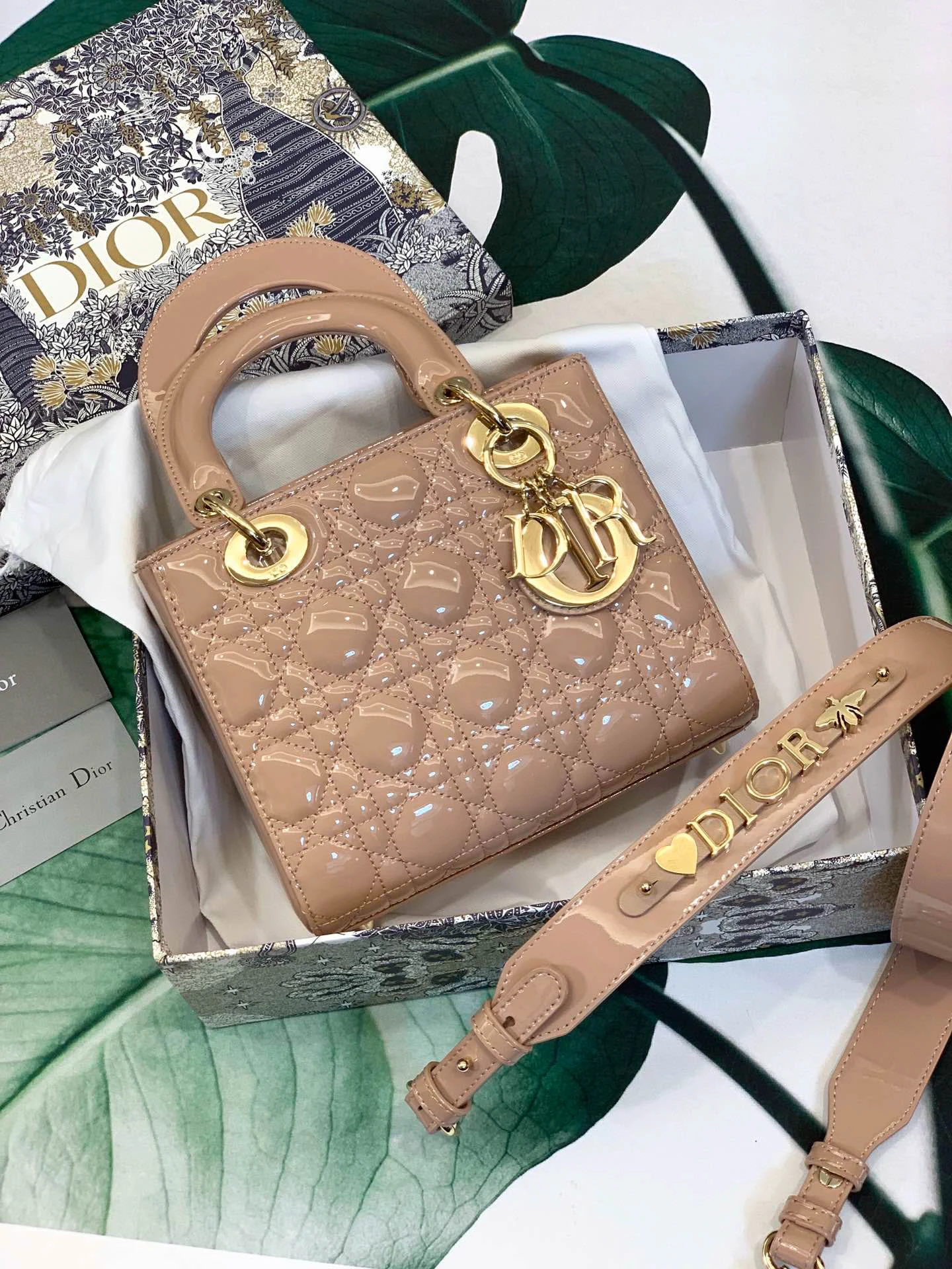 icbd6f1aeee28f5894bc8cefd3dedfd65.webp ABCDior Calf Patent Leather Rattan Tote Size: 20 x 16.5 x 8cm - Image 1