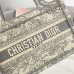 Book Tote Handbag Size: 22.5 x 24 x 8 cm - Image 8