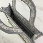 Book Tote Handbag Size: 22.5 x 24 x 8 cm - Image 9