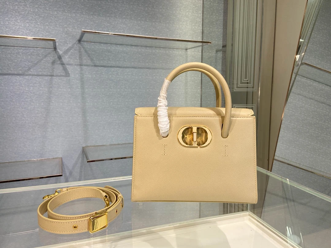 id8b5fc67c4b38b38d429cb39551b7059.webp 30 Montaigne Product Range Size 25x19x12cm - Image 1