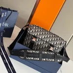 Explorer Handbag Size: 31 x 21 x 8 cm