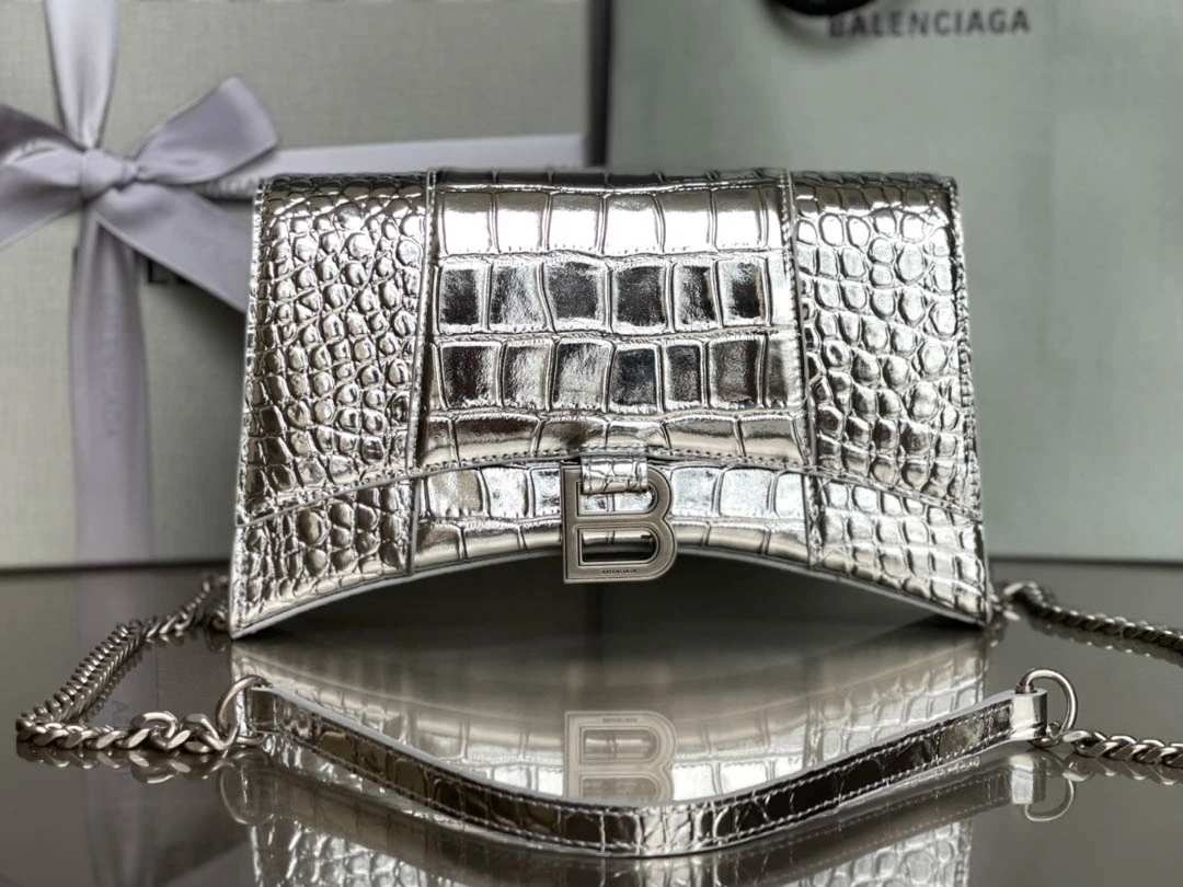 idd3b2ed26f1a364f8e647c1154f32d3e.webp Crossbody Bag Model: 198 Size: 22x13x5cm - Image 1