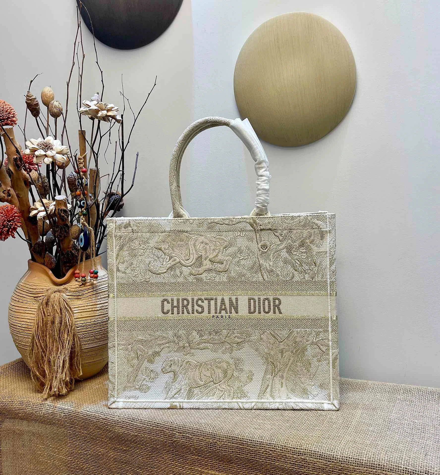 ie13d64e4f6e67835a1ee17c3e83a8cb2.webp Book Tote Collection Size: 41.5cm 36cm 22cm - Image 1