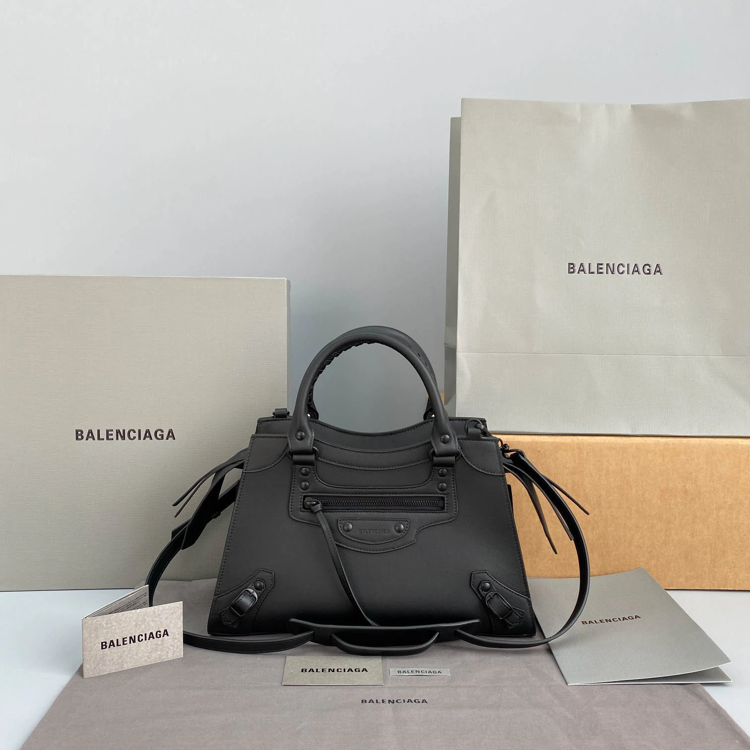 ie790071281d82a39387794c6dd6d860d.webp Balenciag* Neo Classic biker bag Model: 1991 Size: 25*33*13*20cm - Image 1