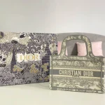 Book Tote Handbag Size: 22.5 x 24 x 8 cm