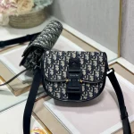 Gallop Messenger Bag Size: 20.5 x 16 x 5 cm Model: 033D