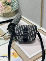 Gallop Messenger Bag Size: 20.5 x 16 x 5 cm Model: 033D