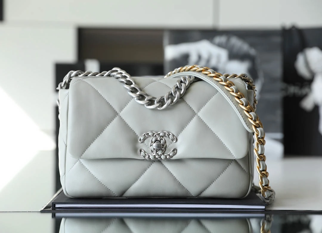 ifcec2c3a76c1cdb51471d1a44d6a9c48.webp ancient gold bag - Image 1